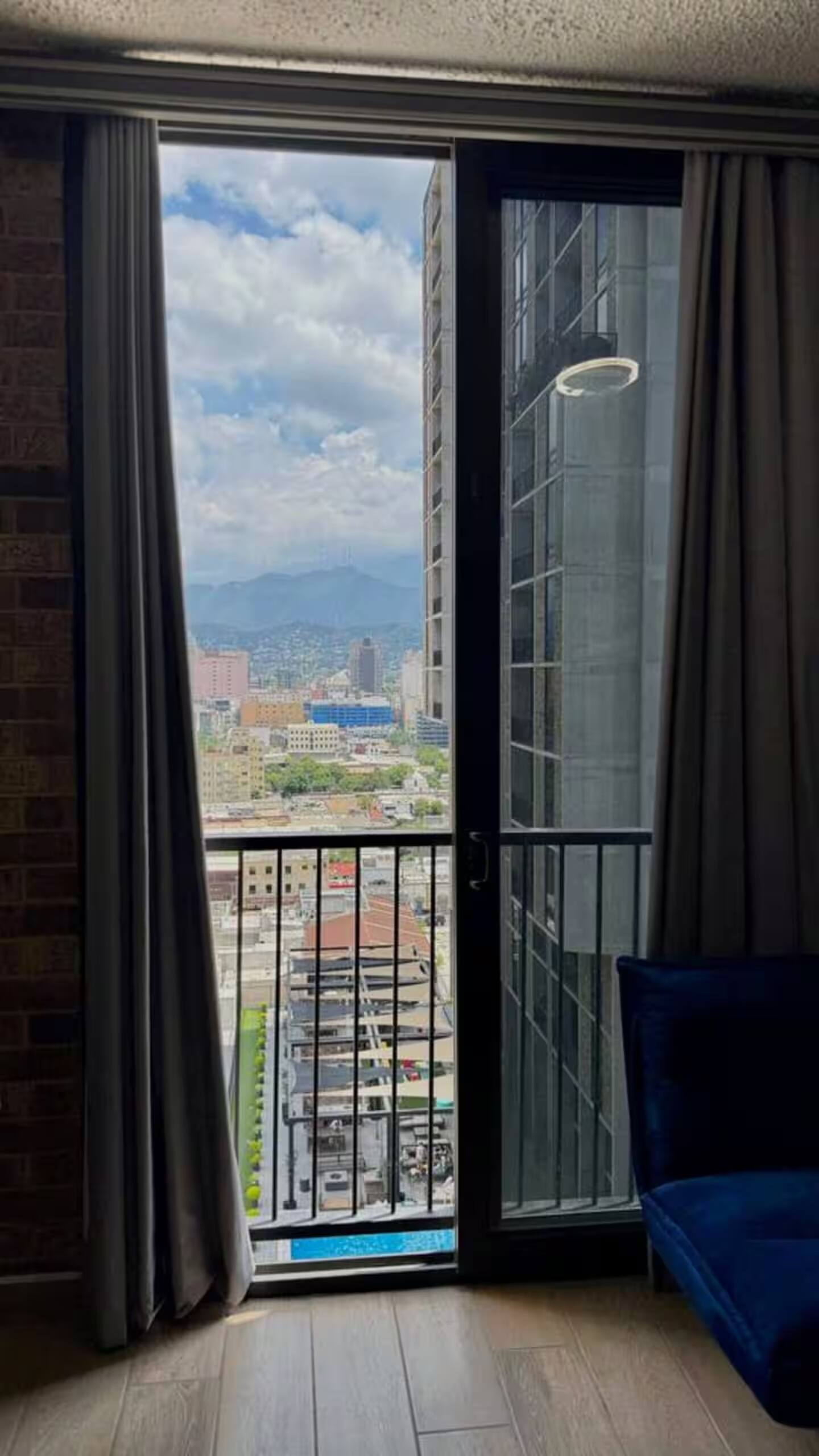 Balcón del departamento con vista a la ciudad
