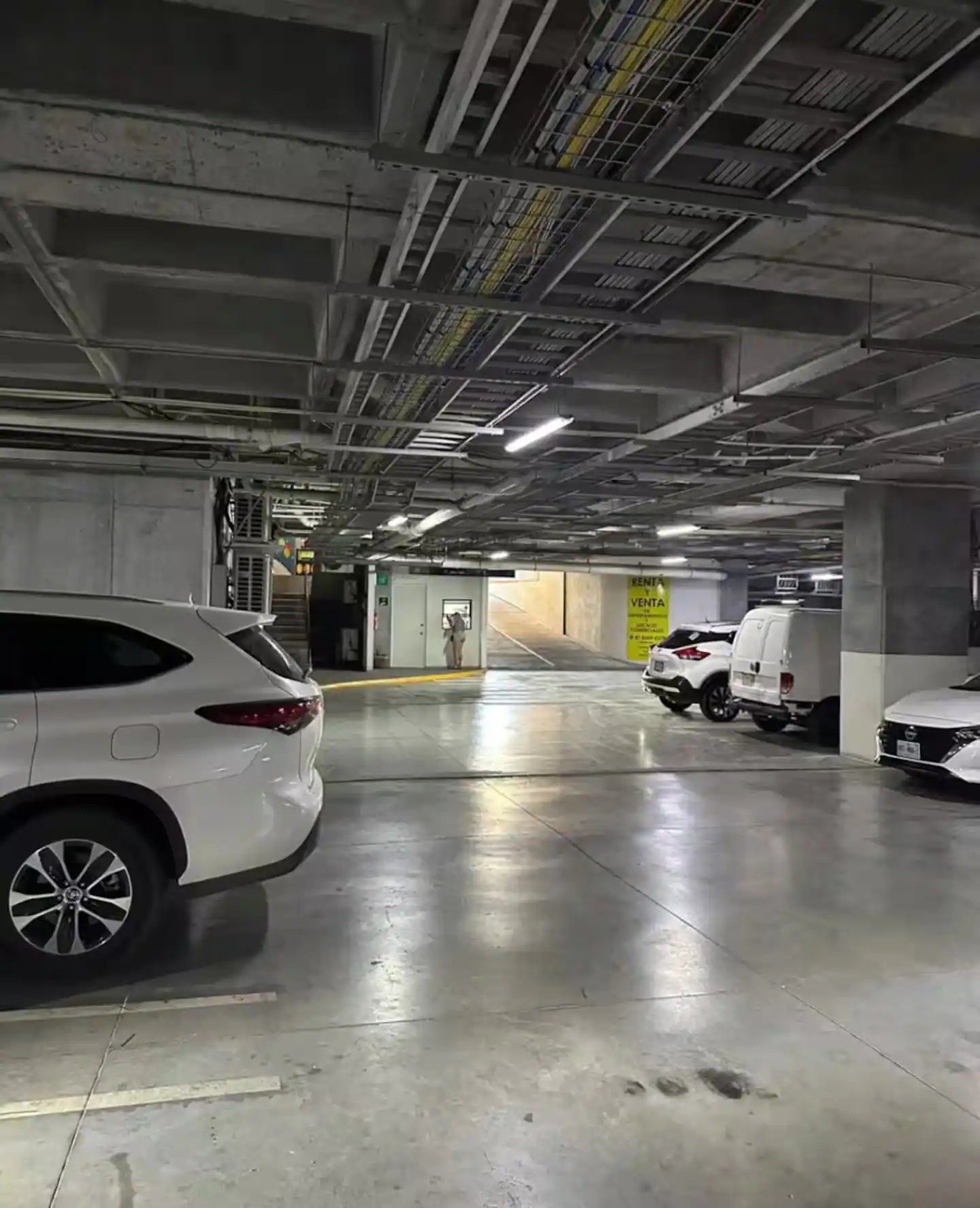 Estacionamiento techado de la torre